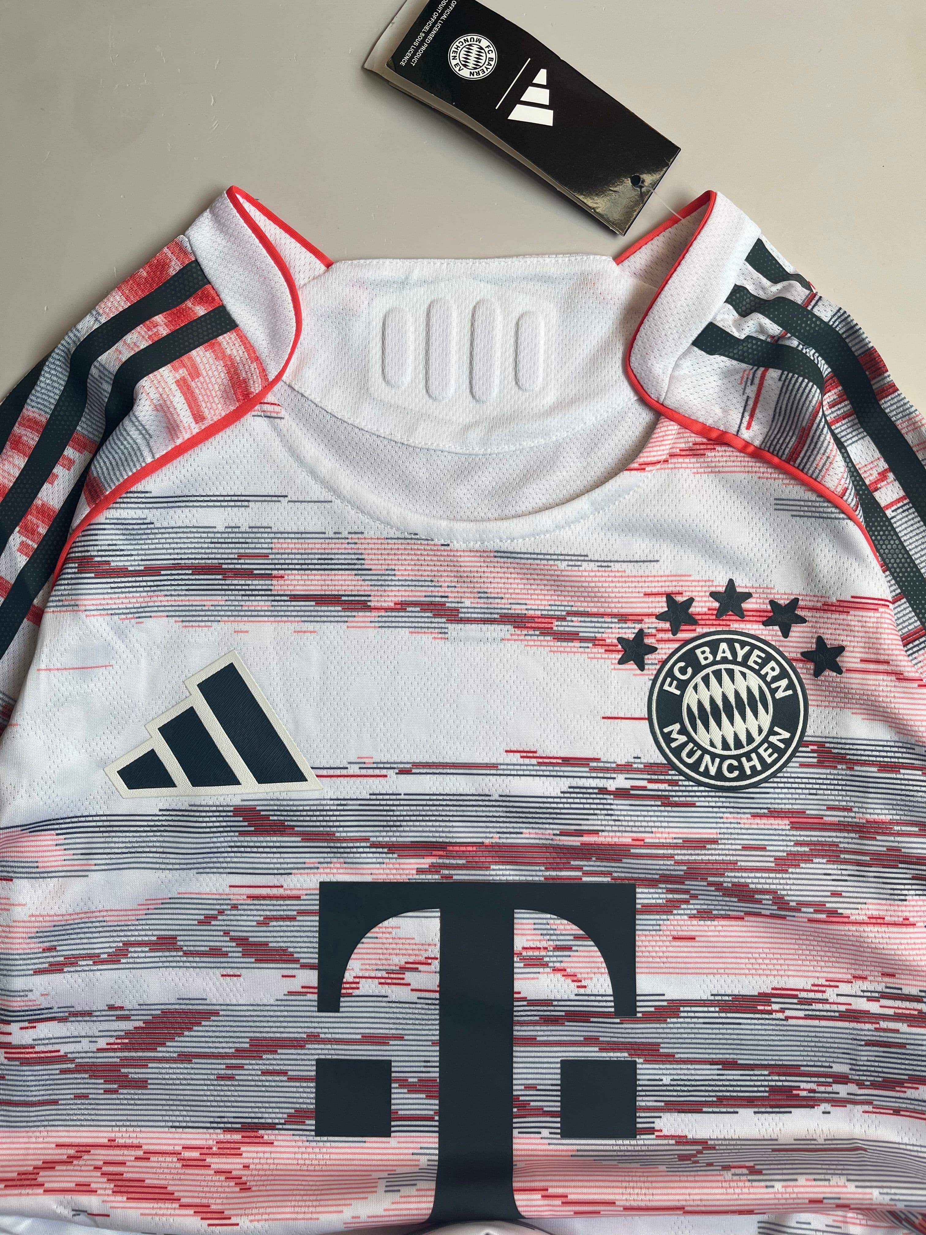 Thumbnail 2 of Bayern Munich away 25/26