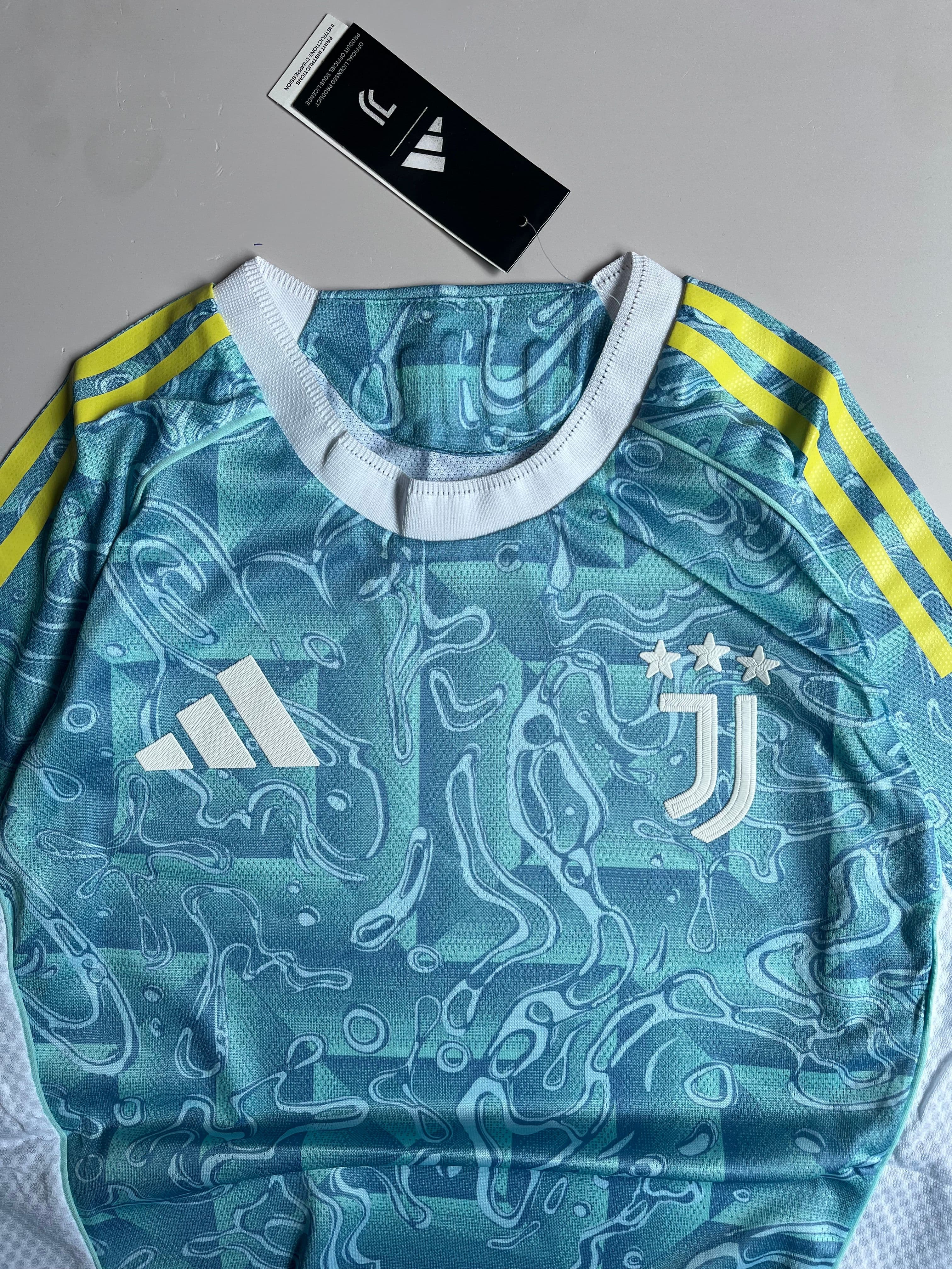 Thumbnail 3 of Juventus away 25/26